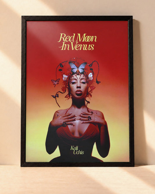 Poster Kali Uchis – Red Moon In Venus encadré dans un cadre noir, posé contre un mur clair