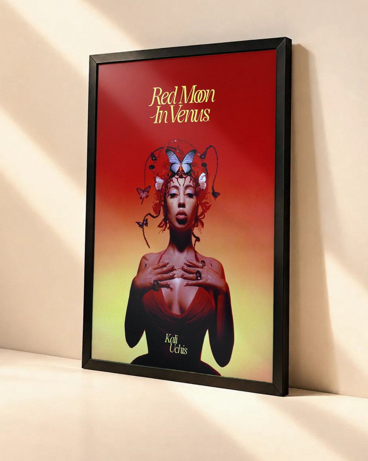 Poster Kali Uchis – Red Moon In Venus dans un cadre noir, vue en angle