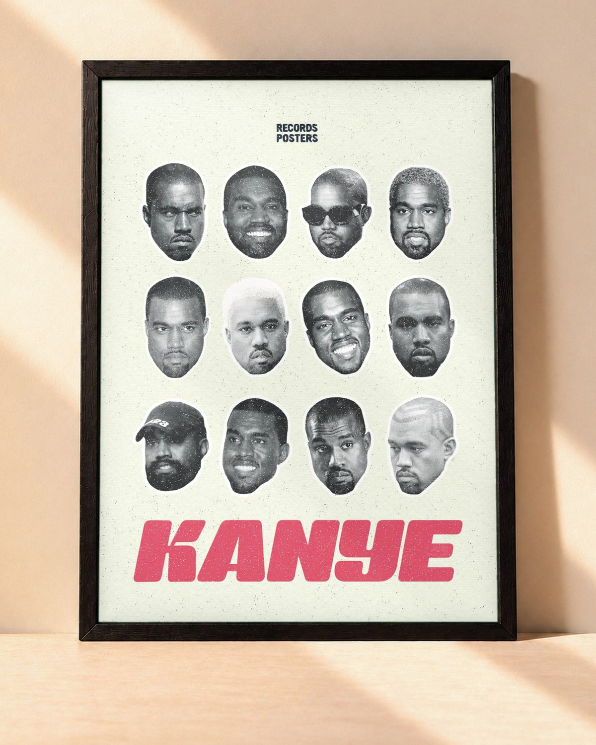 Poster Kanye West – Big Head encadré dans un cadre noir, posé contre un mur clair