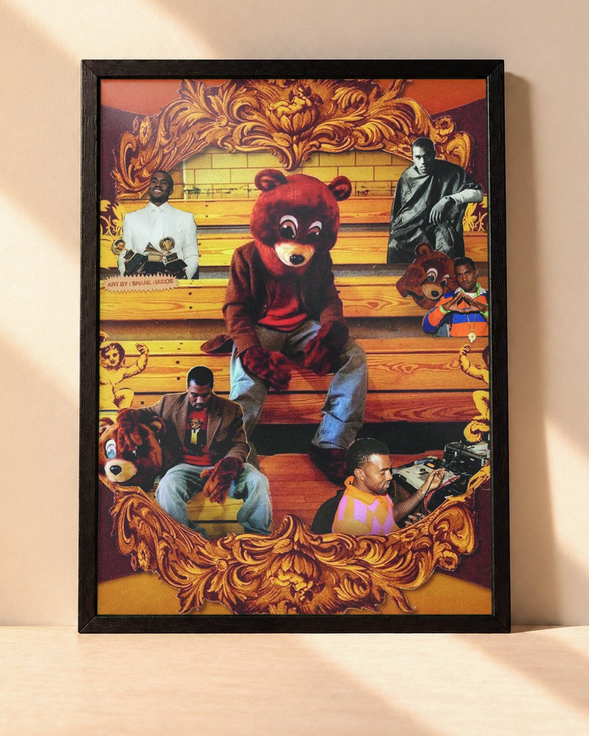 Poster Kanye West – Late Registration encadré dans un cadre noir, posé contre un mur clair