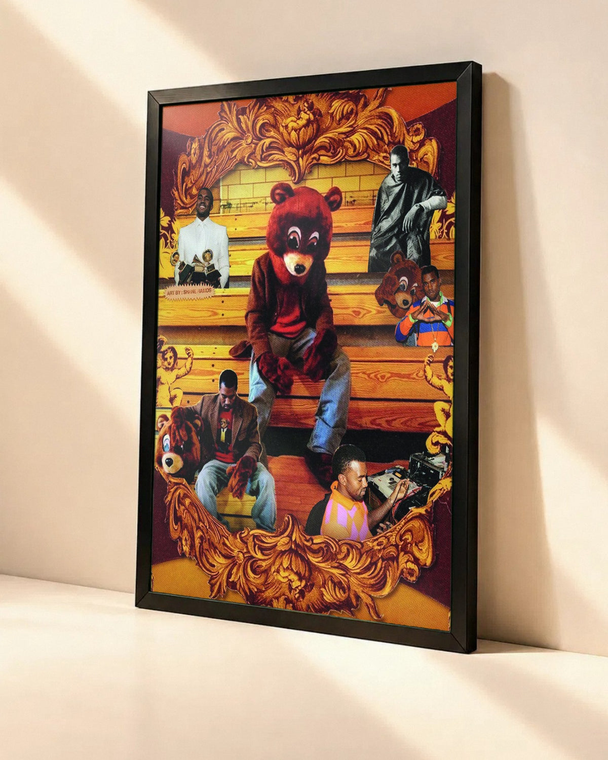 Poster Kanye West – Late Registration dans un cadre noir, vue en angle