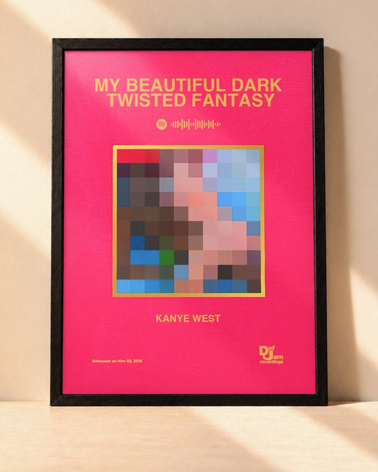 Poster Kanye West – My Beautiful Dark Twisted Fantasy encadré dans un cadre noir, posé contre un mur clair