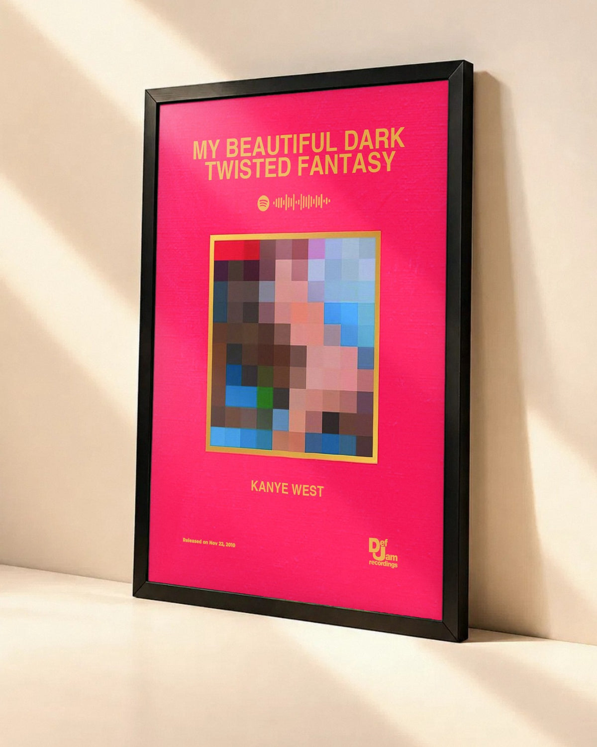 Poster Kanye West – My Beautiful Dark Twisted Fantasy dans un cadre noir, vue en angle