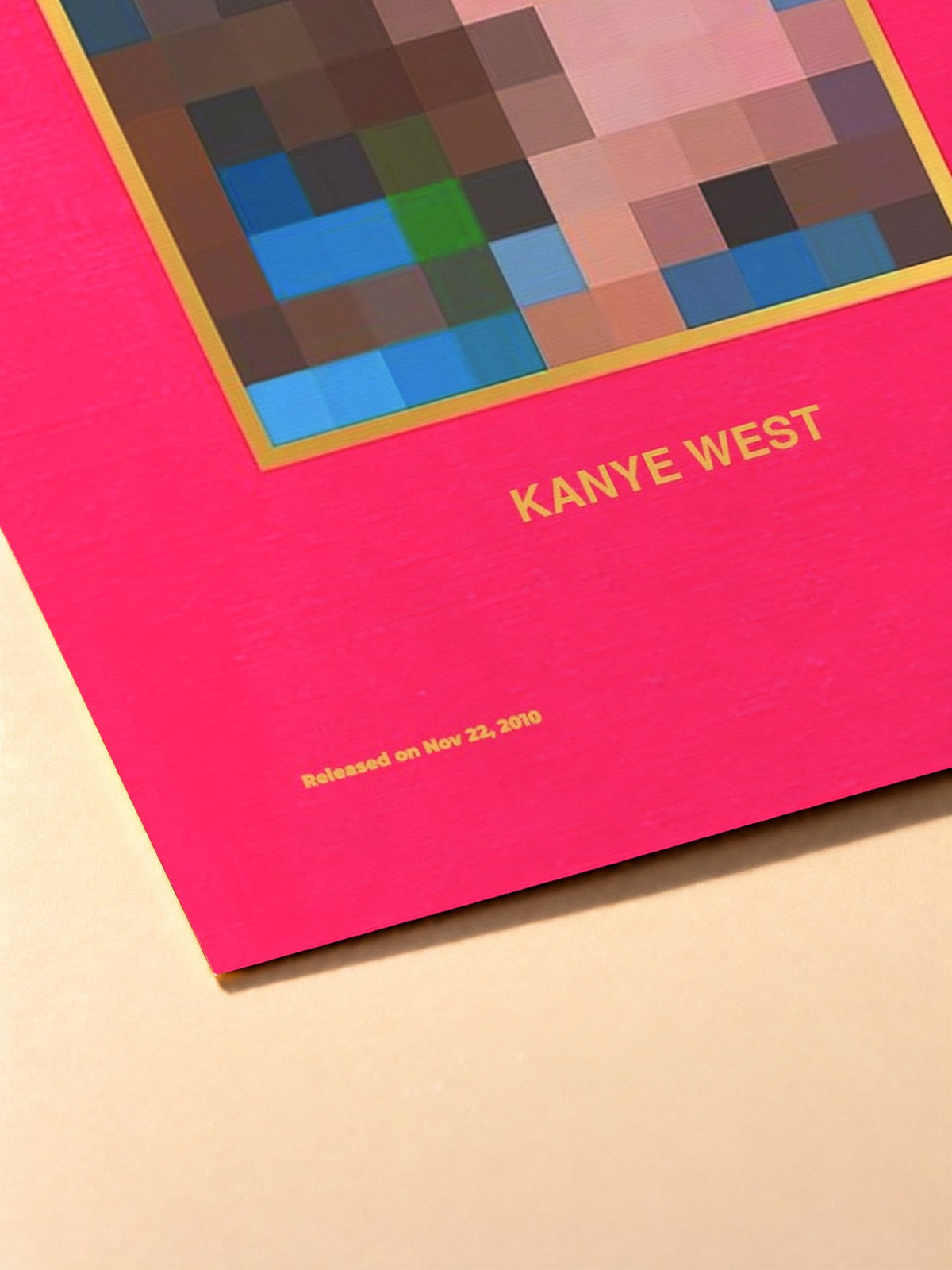 Gros plan sur l'impression du poster Kanye West – My Beautiful Dark Twisted Fantasy