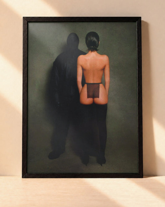 Poster Kanye West – Vultures 1 encadré dans un cadre noir, posé contre un mur clair