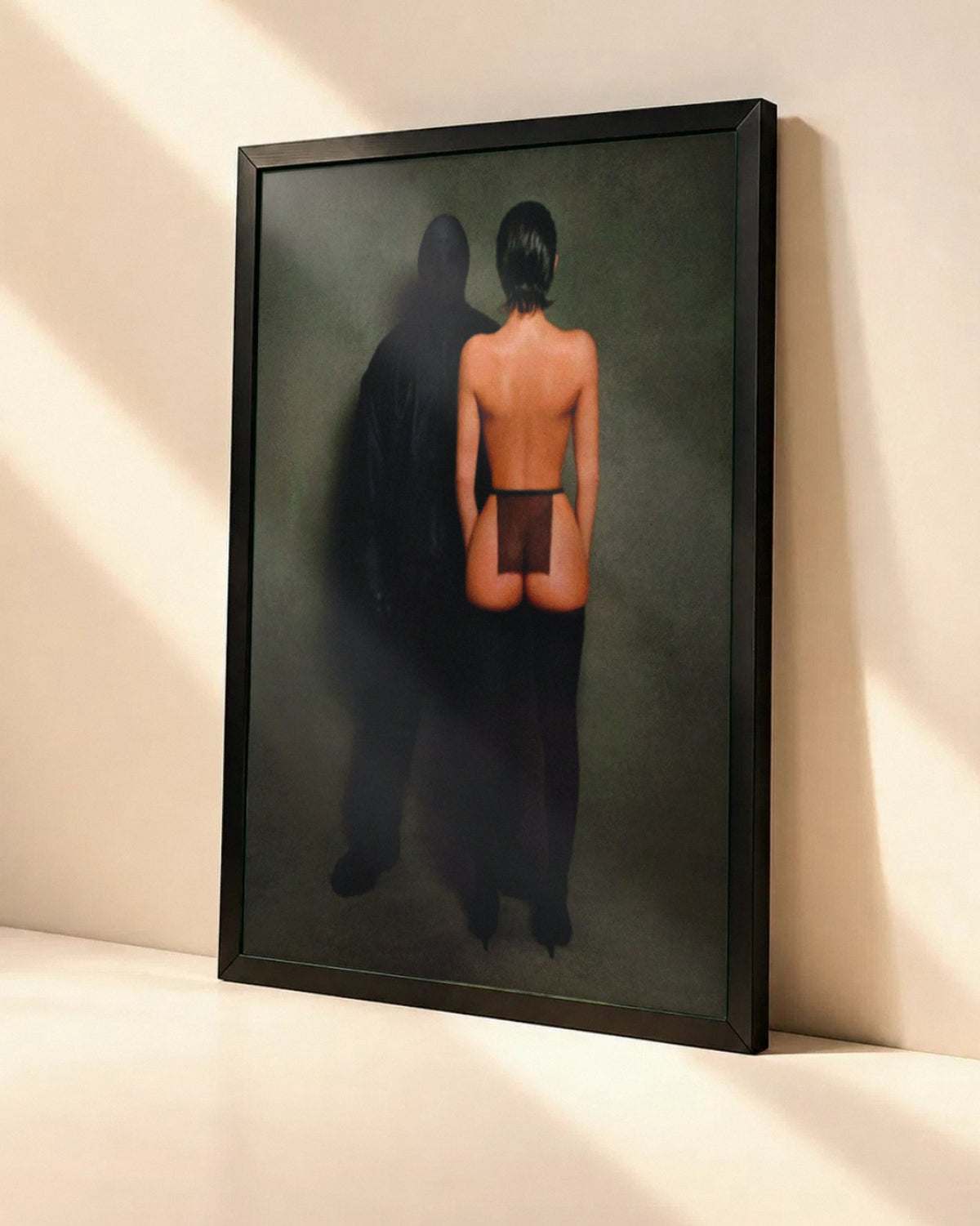 Poster Kanye West – Vultures 1 dans un cadre noir, vue en angle