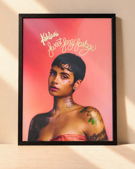 Poster Kehlani – SweetSexySavage encadré dans un cadre noir, posé contre un mur clair