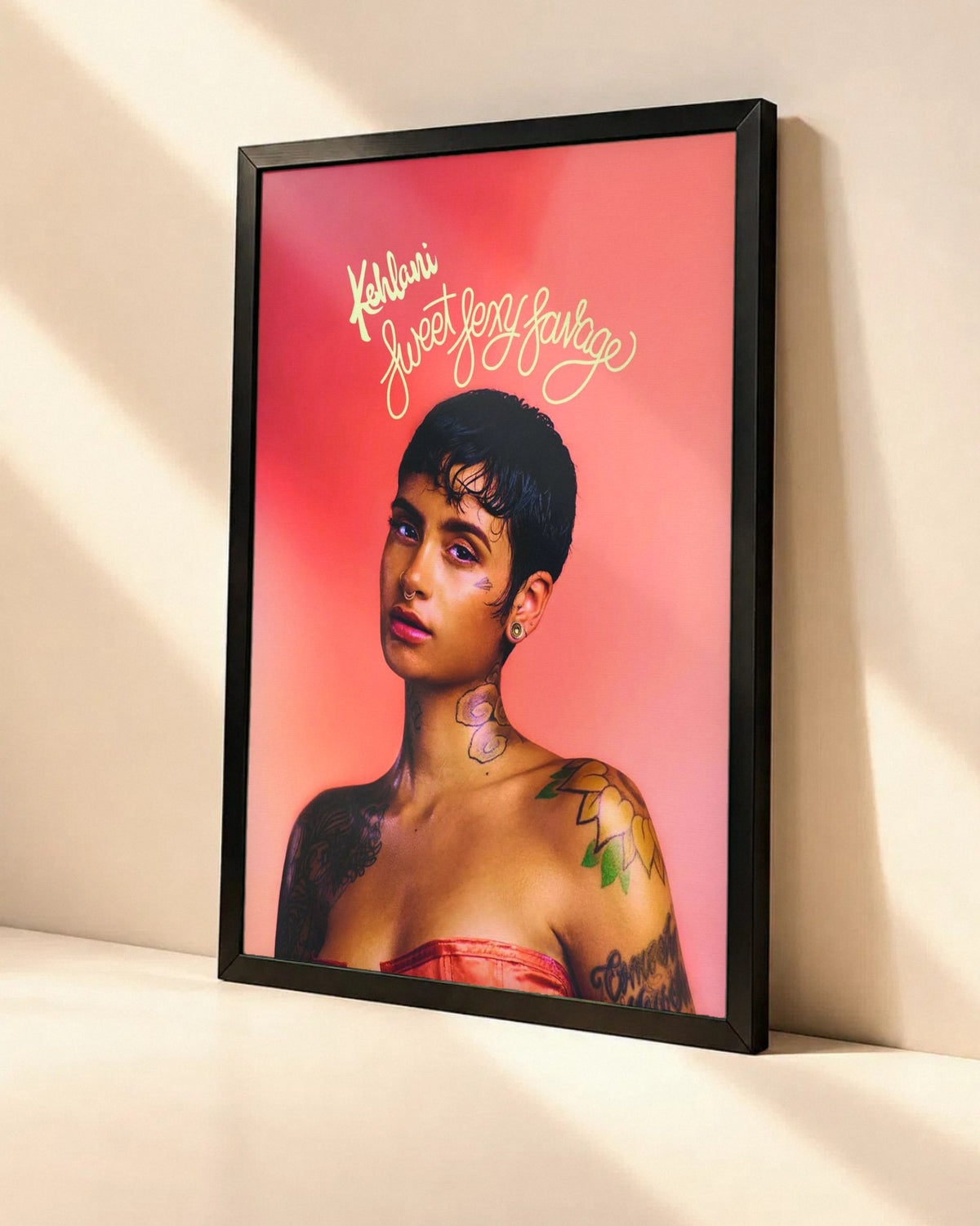 Poster Kehlani – SweetSexySavage dans un cadre noir, vue en angle