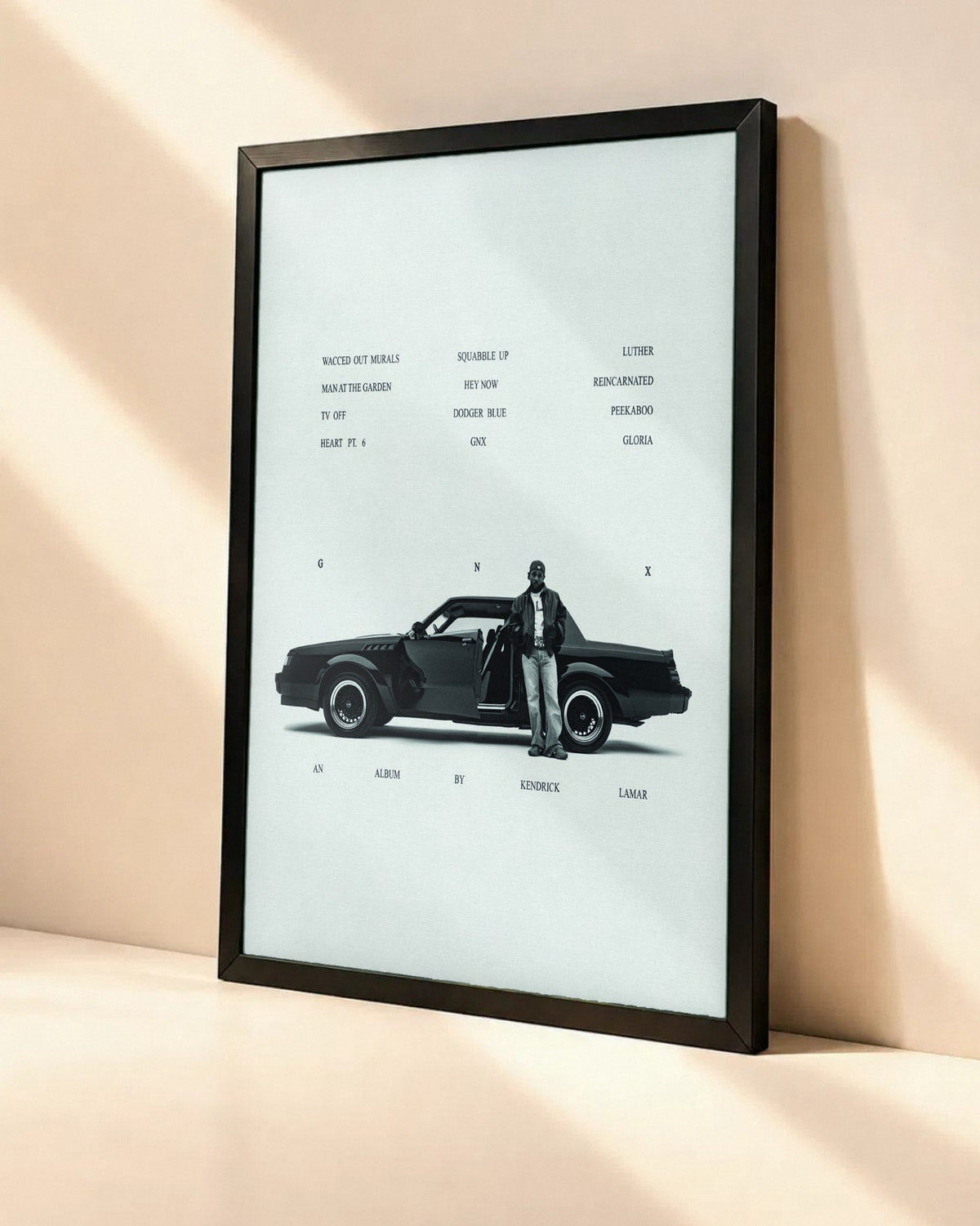 Poster Kendrick Lamar – GNX dans un cadre noir, vue en angle