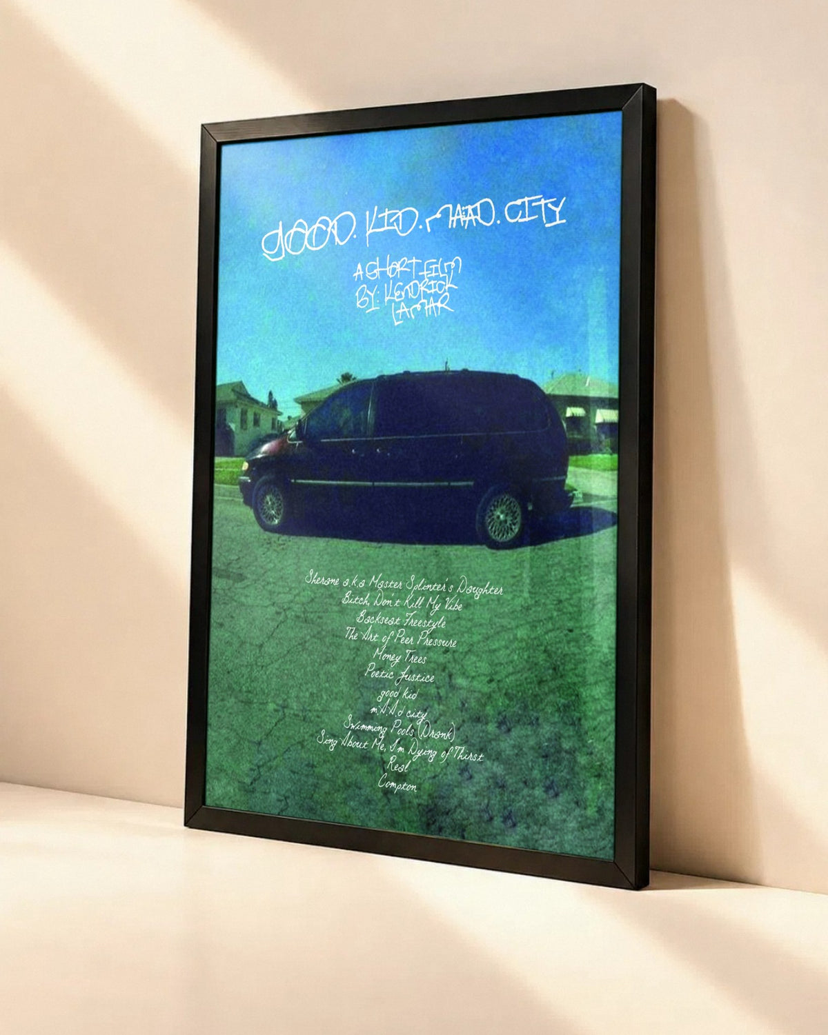 Poster Kendrick Lamar – Good Kid, M.A.A.D City dans un cadre noir, vue en angle