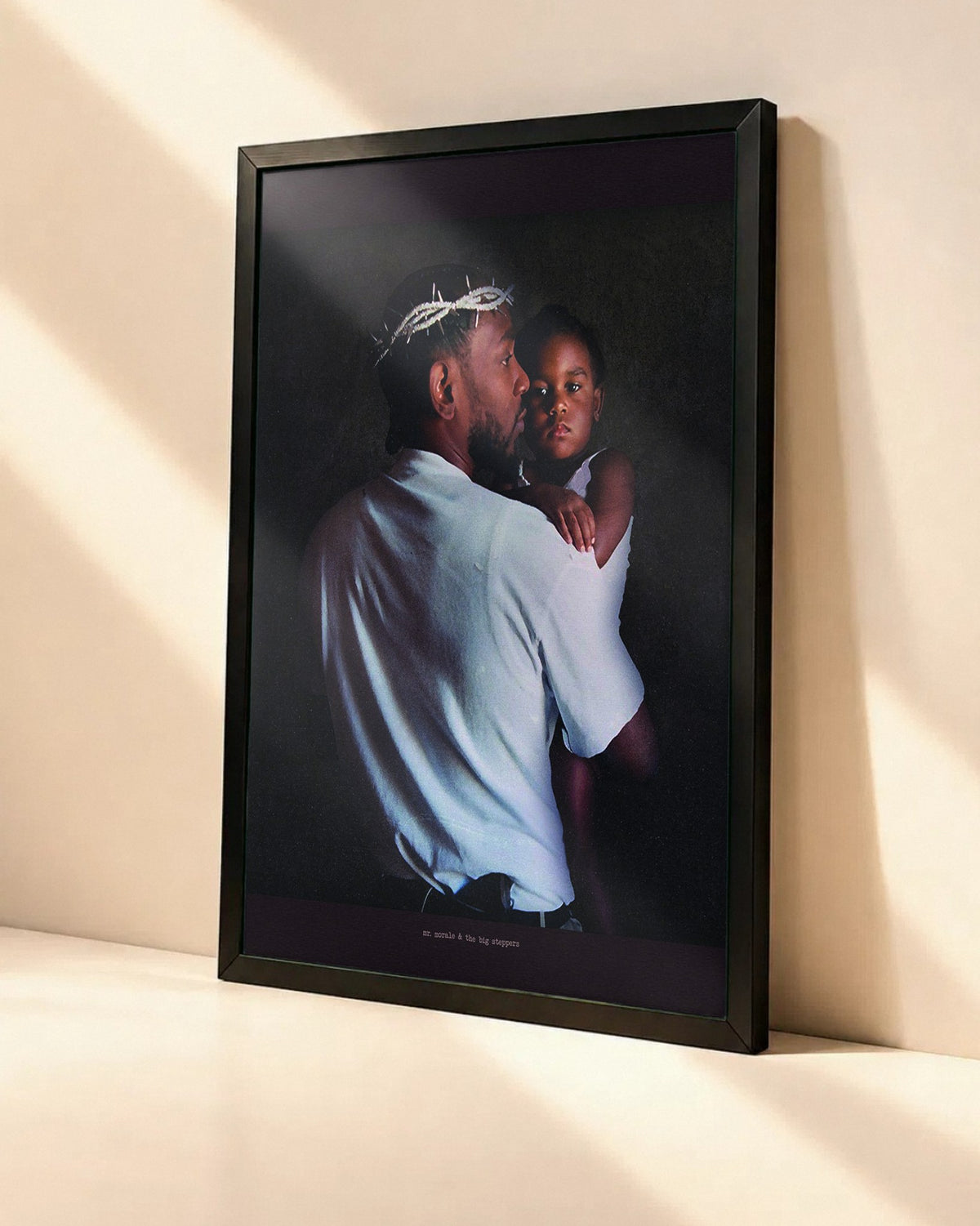 Poster Kendrick Lamar – Mr. Morales & The Big Steppers dans un cadre noir, vue en angle