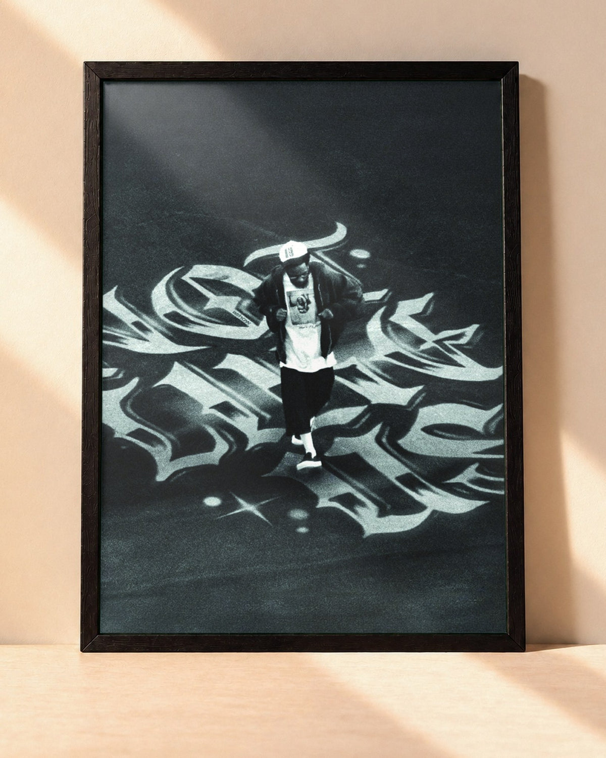 Poster Kendrick Lamar – Not Like Us encadré dans un cadre noir, posé contre un mur clair