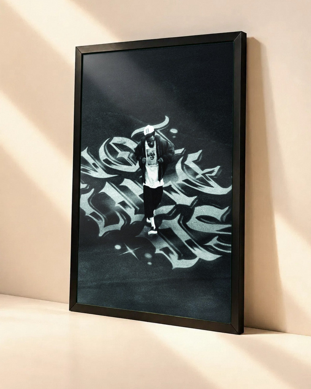 Poster Kendrick Lamar – Not Like Us dans un cadre noir, vue en angle