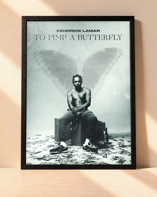 Poster Kendrick Lamar – To Pimp A Butterfly encadré dans un cadre noir, posé contre un mur clair
