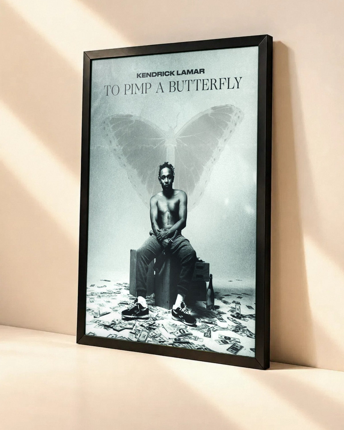 Poster Kendrick Lamar – To Pimp A Butterfly dans un cadre noir, vue en angle