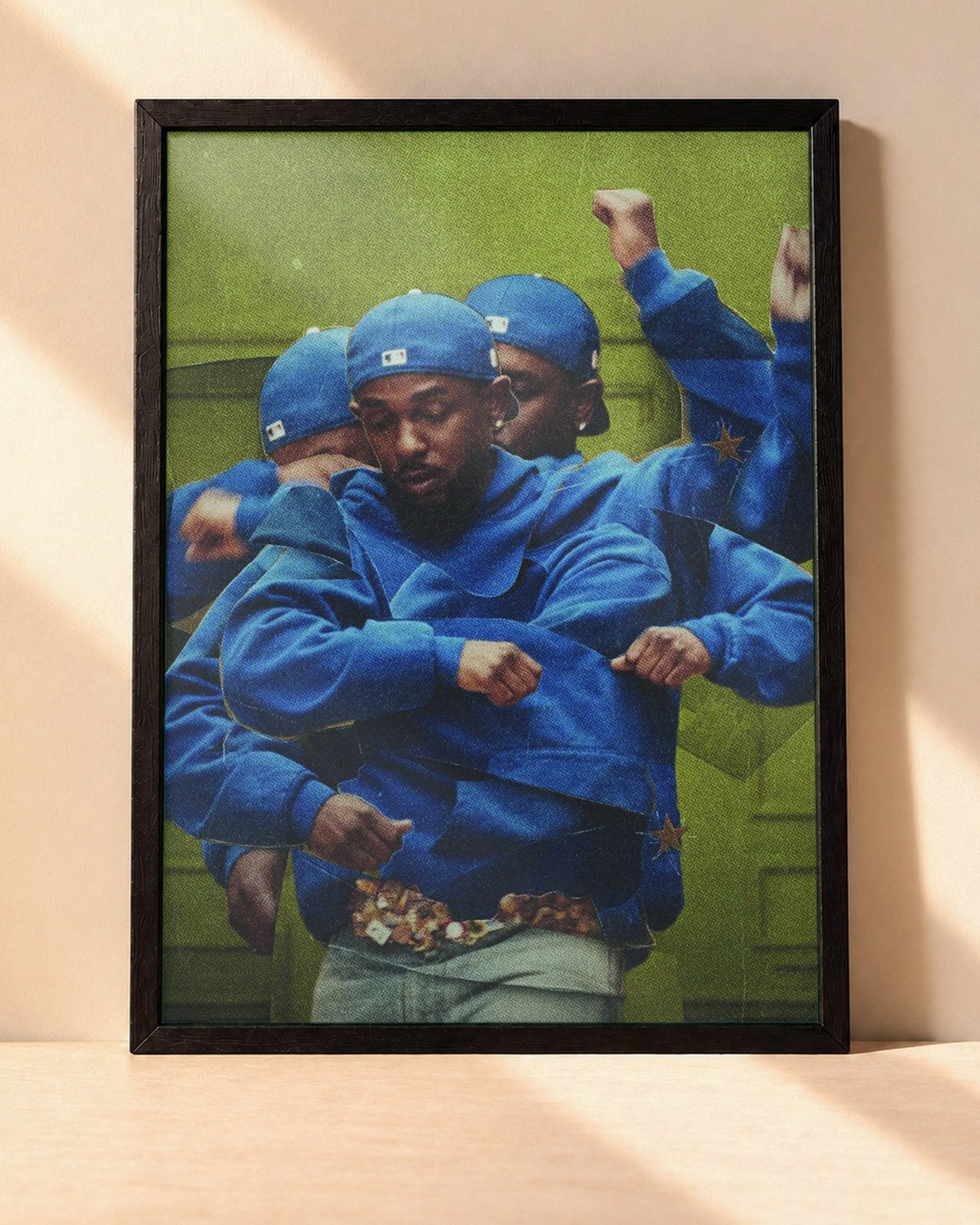 Poster Kendrick Lamar – Whoop encadré dans un cadre noir, posé contre un mur clair