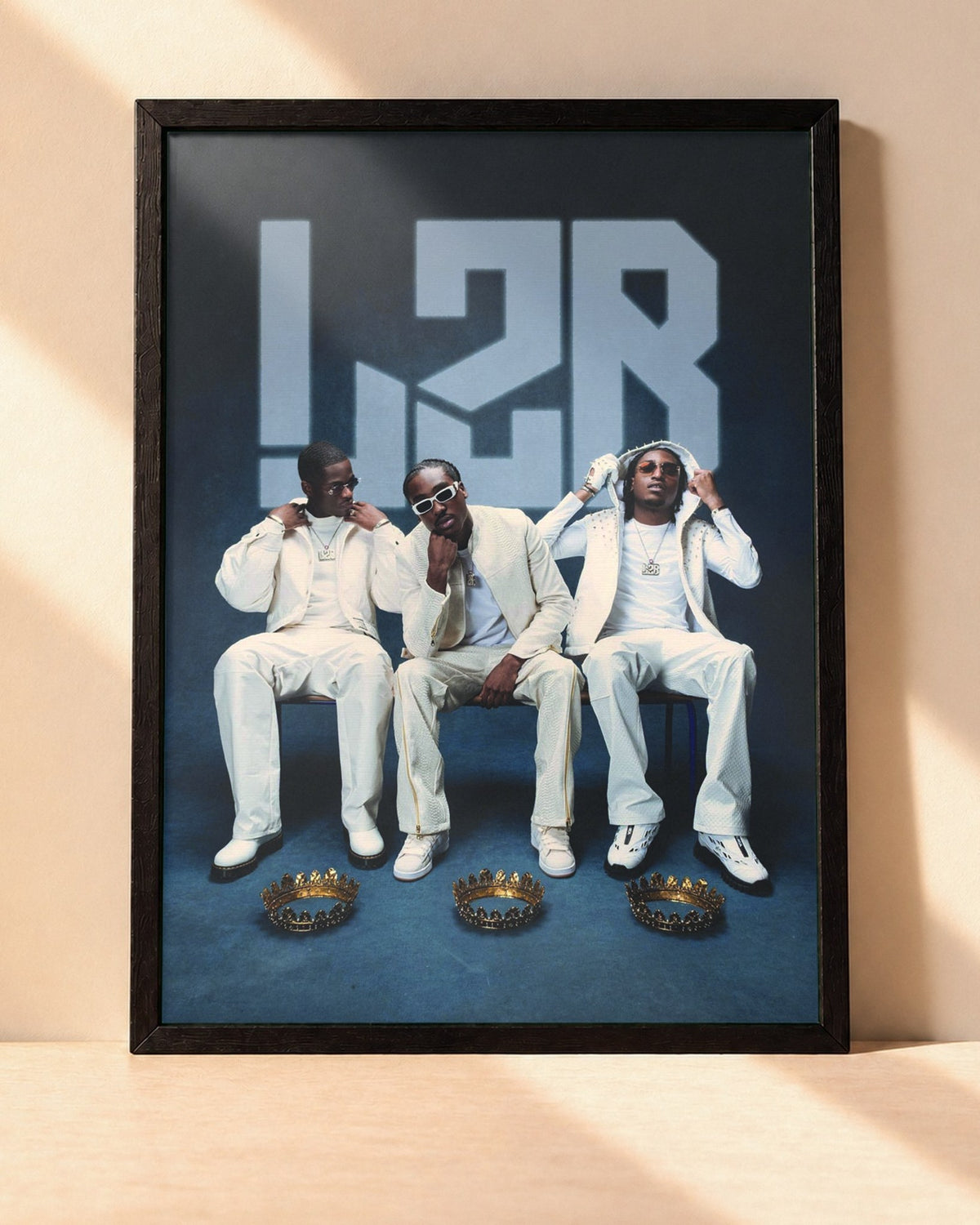 Poster L2B – Nes Pour Briller encadré dans un cadre noir, posé contre un mur clair