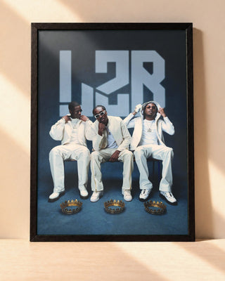 Poster L2B – Nes Pour Briller encadré dans un cadre noir, posé contre un mur clair