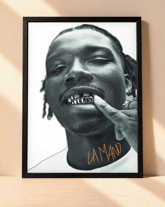 Poster La Mano 1.9 encadré dans un cadre noir, posé contre un mur clair