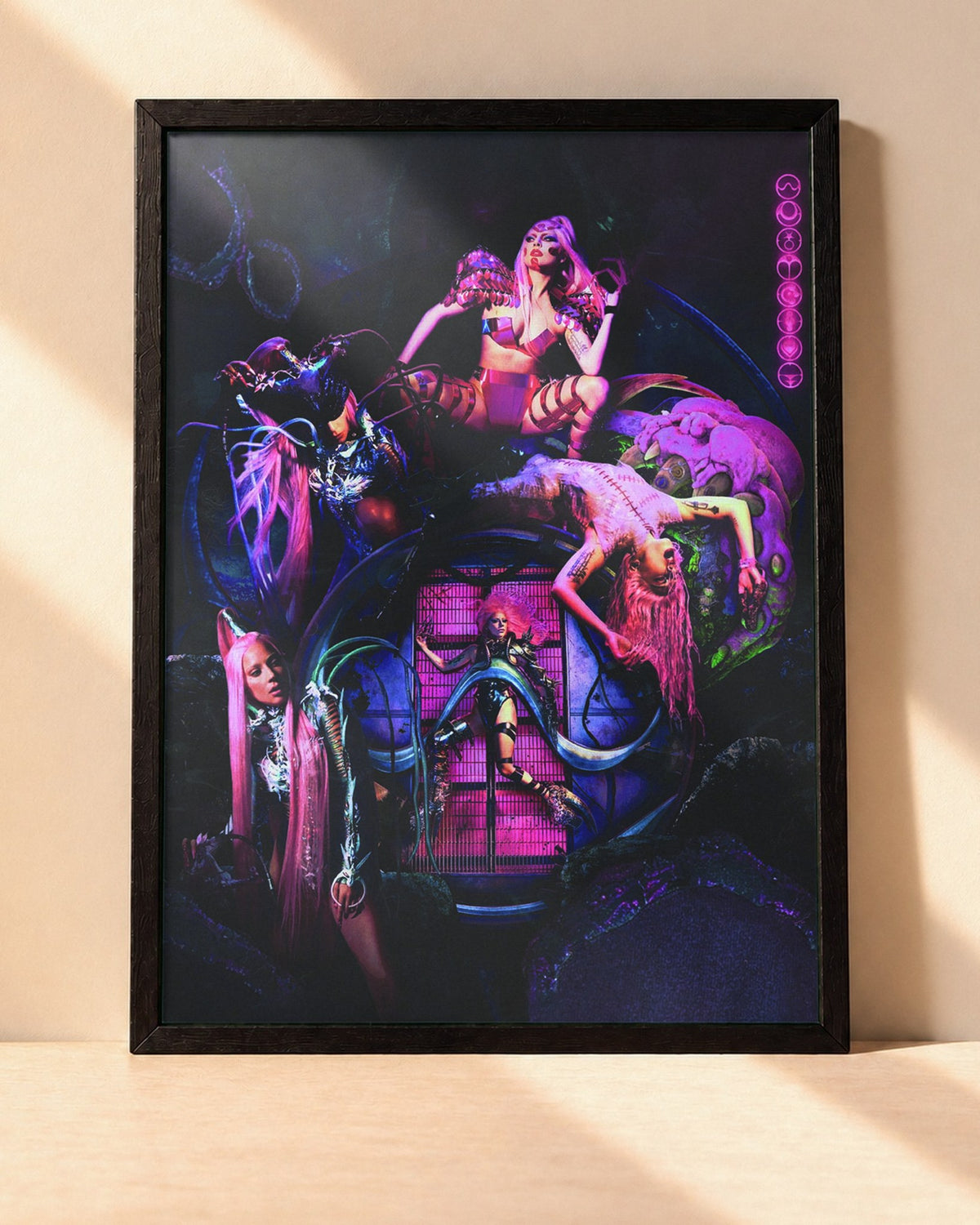 Poster Lady Gaga – Chromatica encadré dans un cadre noir, posé contre un mur clair