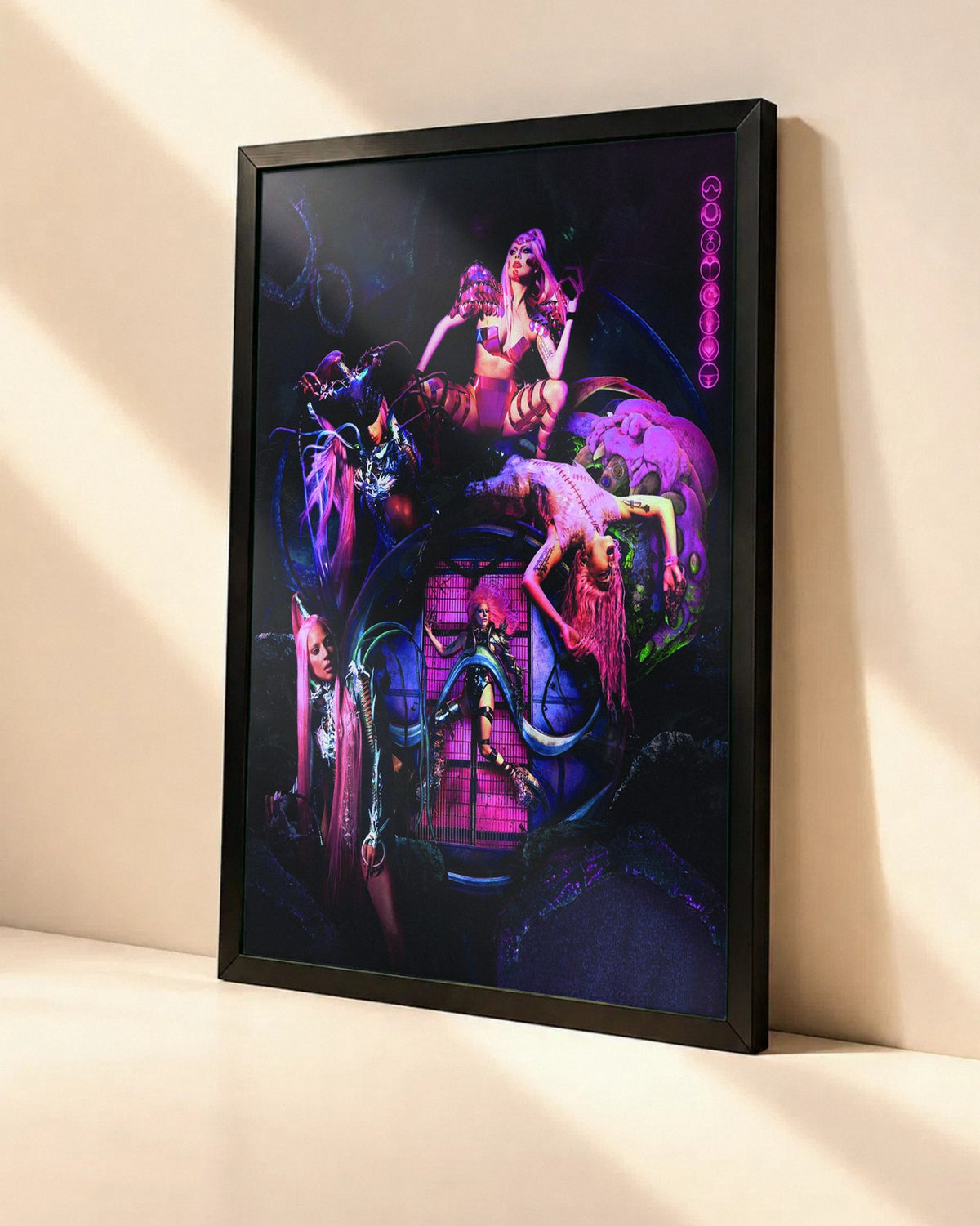Poster Lady Gaga – Chromatica dans un cadre noir, vue en angle