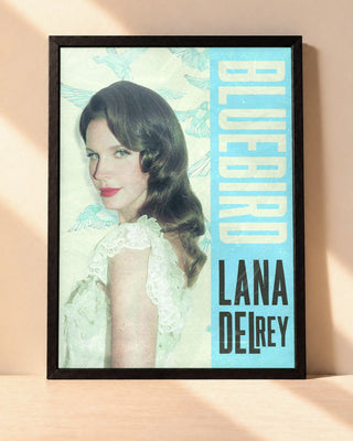 Poster Lana Del Rey – Blue Bird encadré dans un cadre noir, posé contre un mur clair