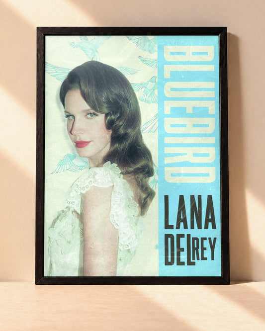 Poster Lana Del Rey – Blue Bird encadré dans un cadre noir, posé contre un mur clair