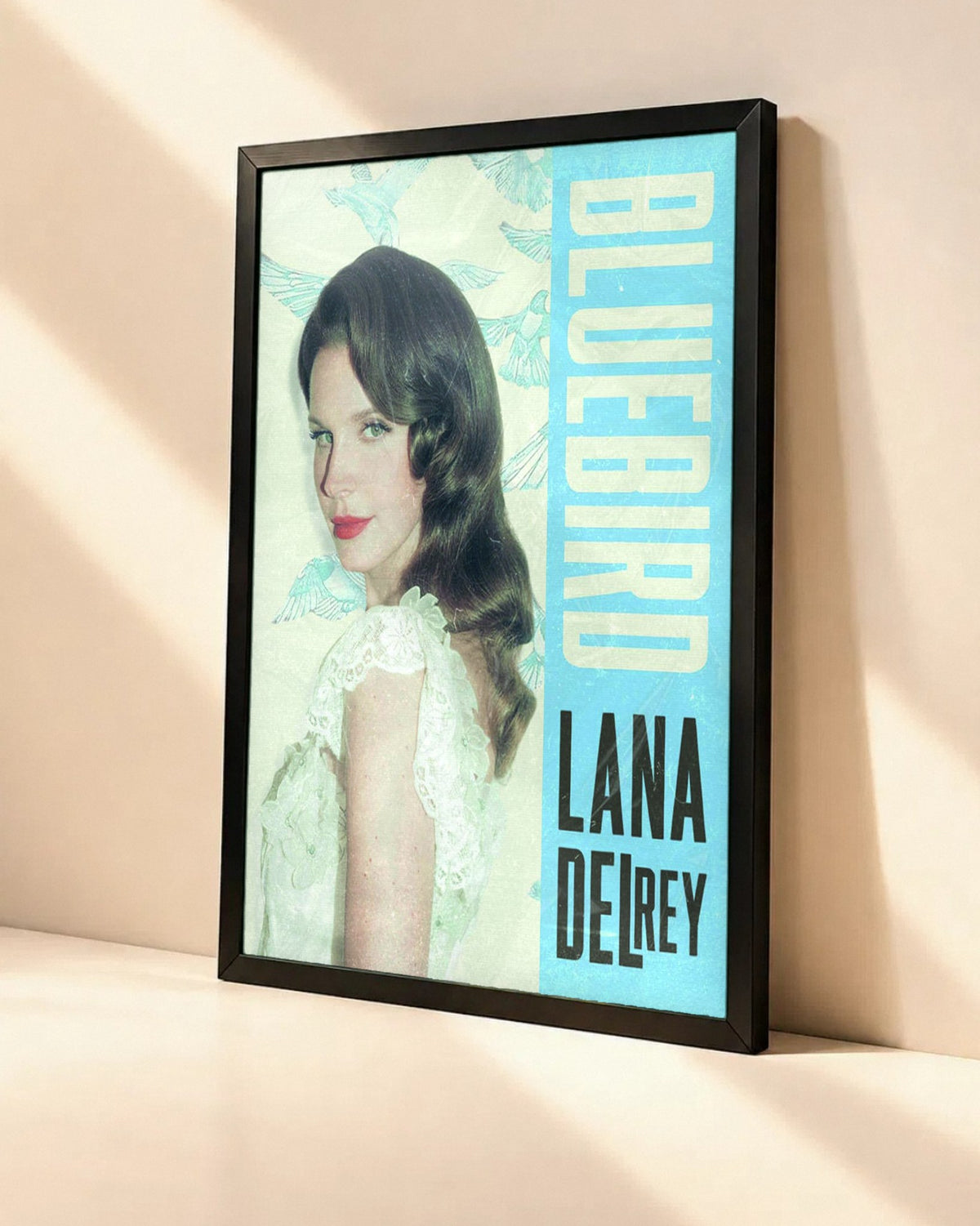 Poster Lana Del Rey – Blue Bird dans un cadre noir, vue en angle