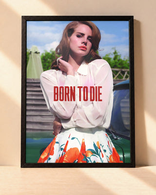 Poster Lana Del Rey – Born To Die encadré dans un cadre noir, posé contre un mur clair
