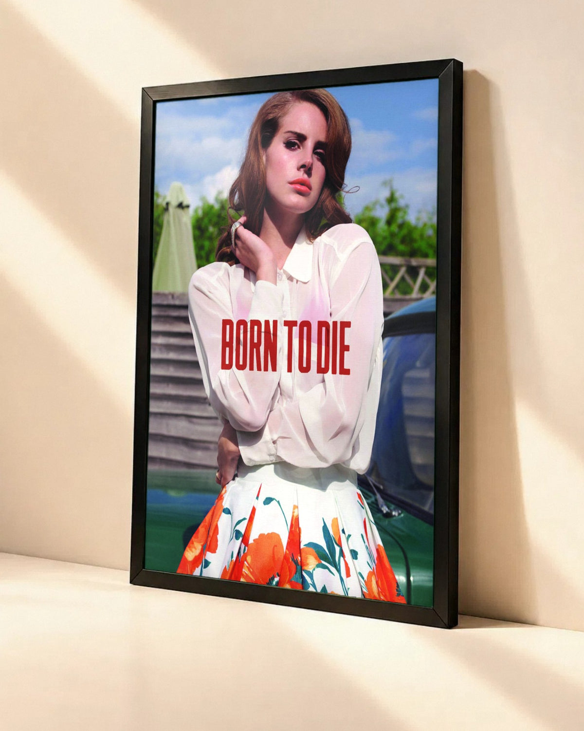 Poster Lana Del Rey – Born To Die dans un cadre noir, vue en angle