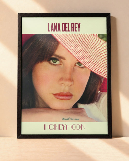 Poster Lana Del Rey – Honeymoon encadré dans un cadre noir, posé contre un mur clair