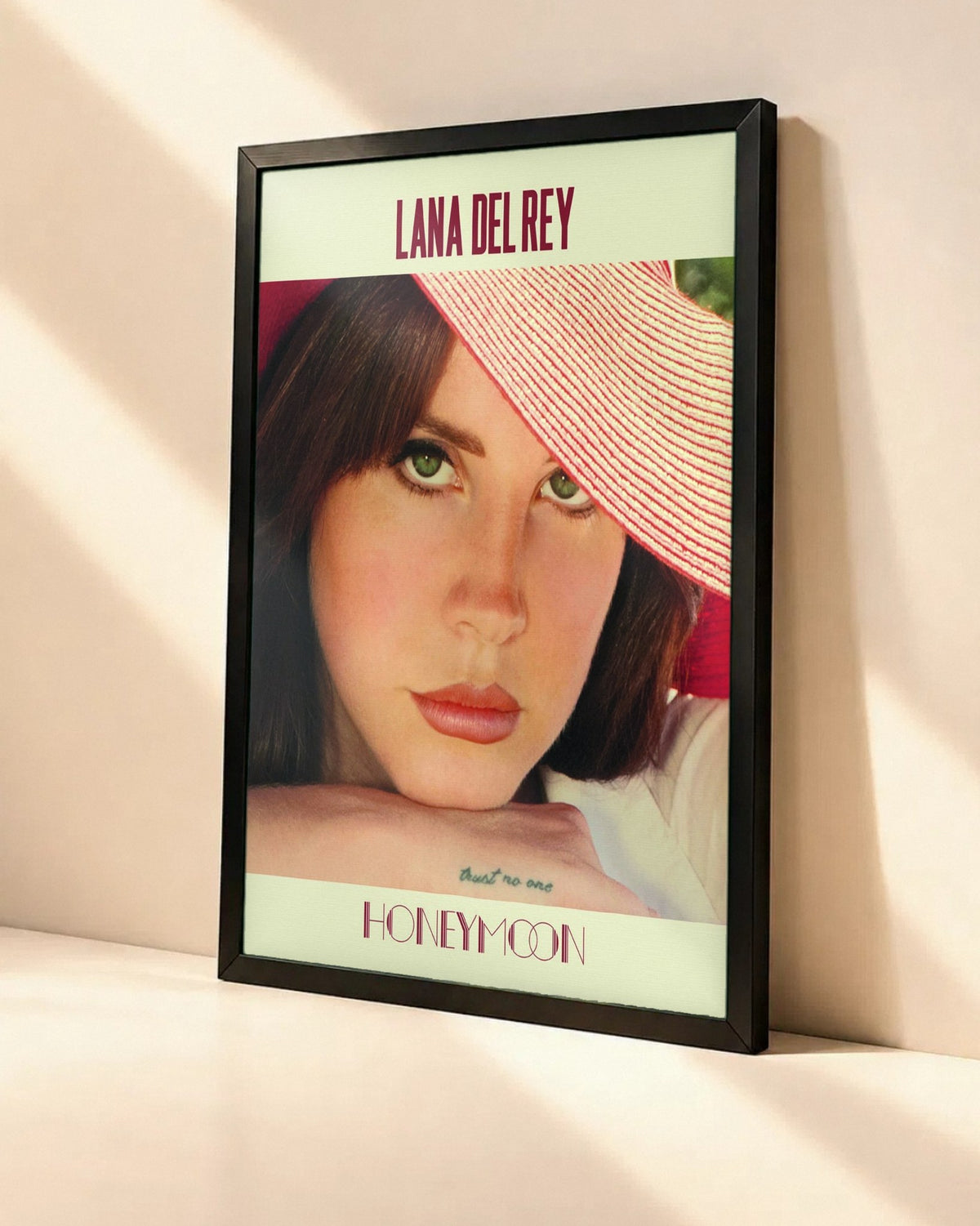 Poster Lana Del Rey – Honeymoon dans un cadre noir, vue en angle
