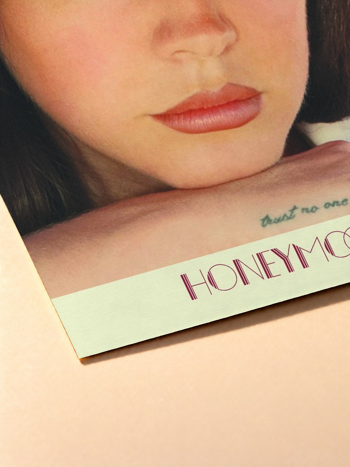 Gros plan sur l'impression du poster Lana Del Rey – Honeymoon