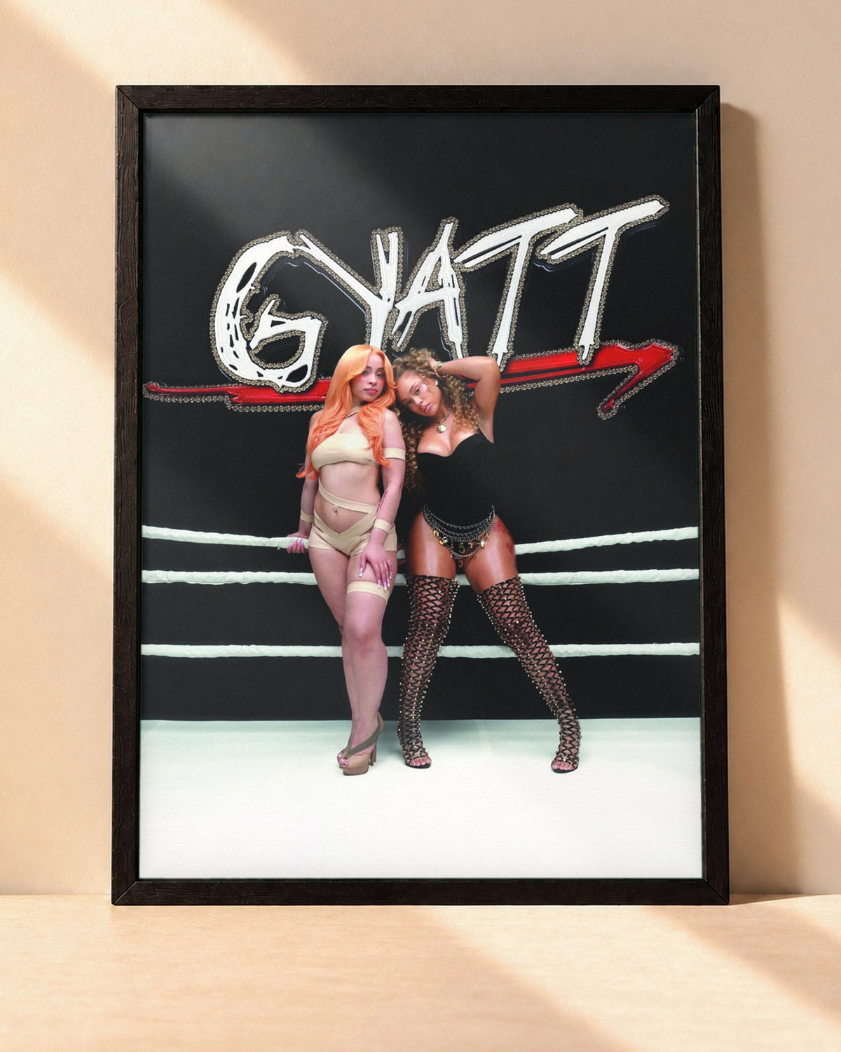 Poster Latto & Ice Spice – Gyatt encadré dans un cadre noir, posé contre un mur clair