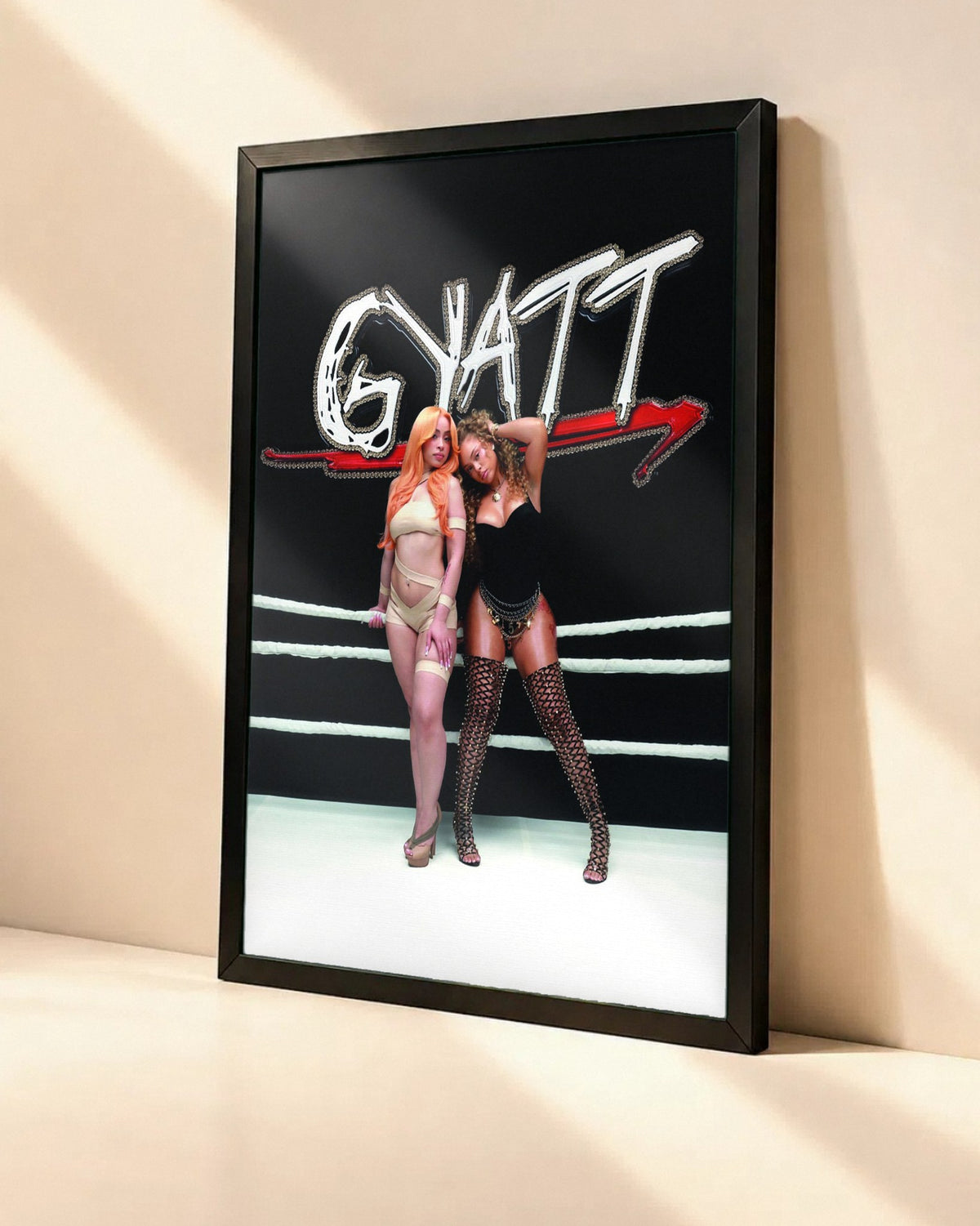 Poster Latto & Ice Spice – Gyatt dans un cadre noir, vue en angle