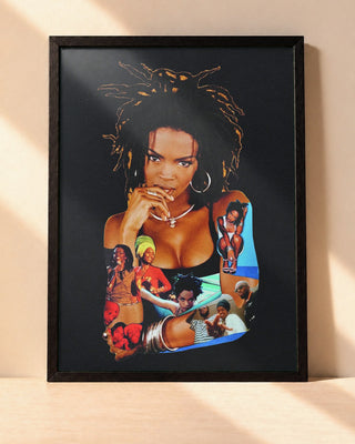 Poster Lauryn Hill encadré dans un cadre noir, posé contre un mur clair