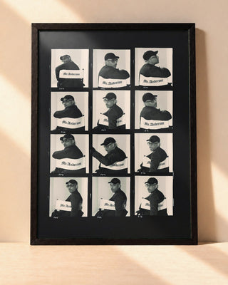Poster Laylow – Mr.Anderson encadré dans un cadre noir, posé contre un mur clair