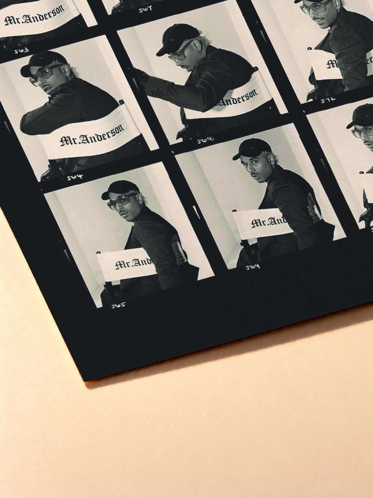 Gros plan sur l'impression du poster Laylow – Mr.Anderson