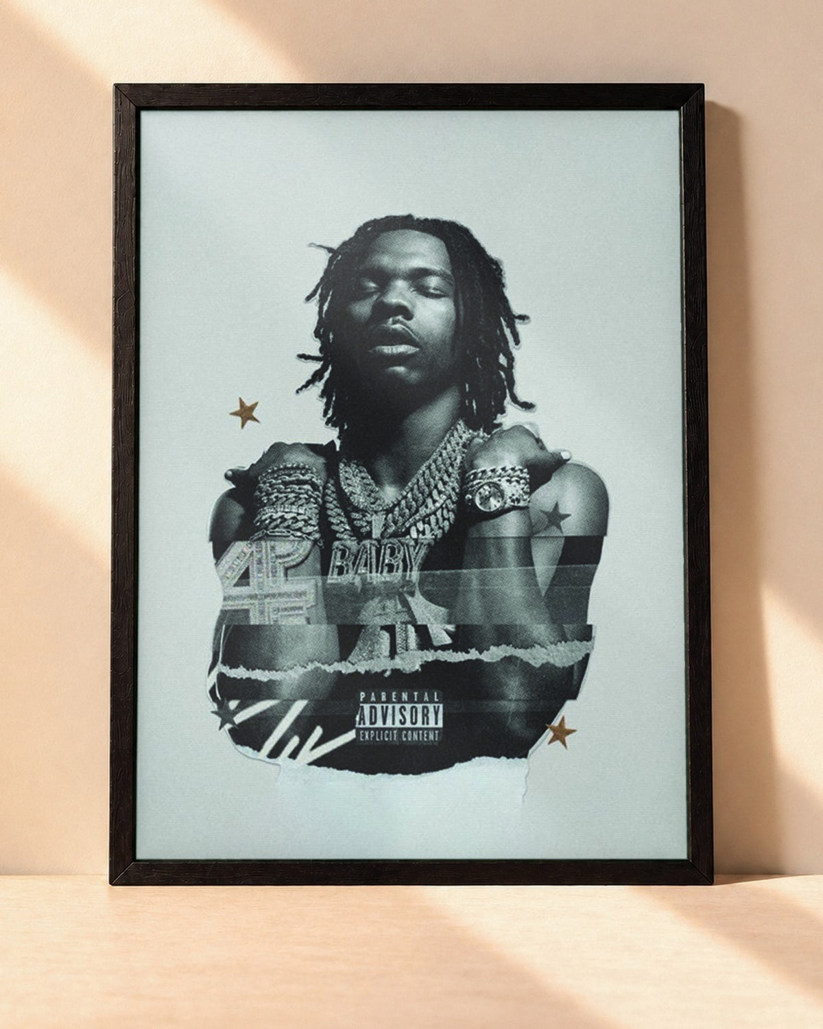 Poster Lil Baby – 4PF encadré dans un cadre noir, posé contre un mur clair
