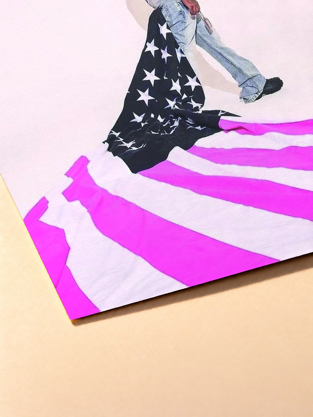 Gros plan sur l'impression du poster Lil Uzi Vert – Pink Tape