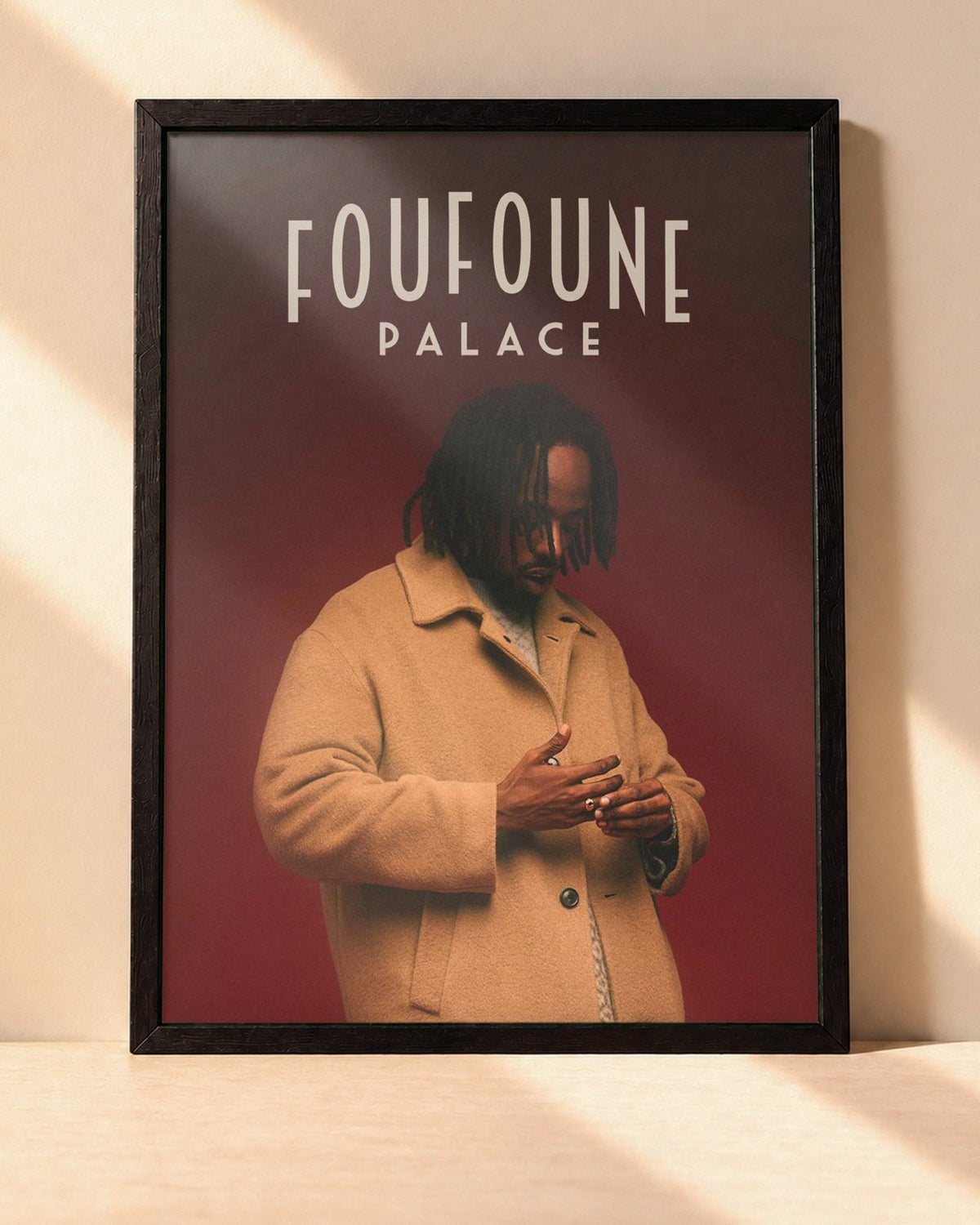 Poster Luidji – Foufoune Palace encadré dans un cadre noir, posé contre un mur clair