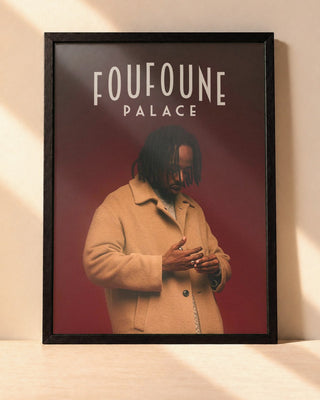 Poster Luidji – Foufoune Palace encadré dans un cadre noir, posé contre un mur clair