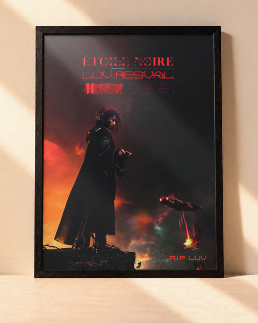 Poster Luv Resval – Etoile Noir encadré dans un cadre noir, posé contre un mur clair