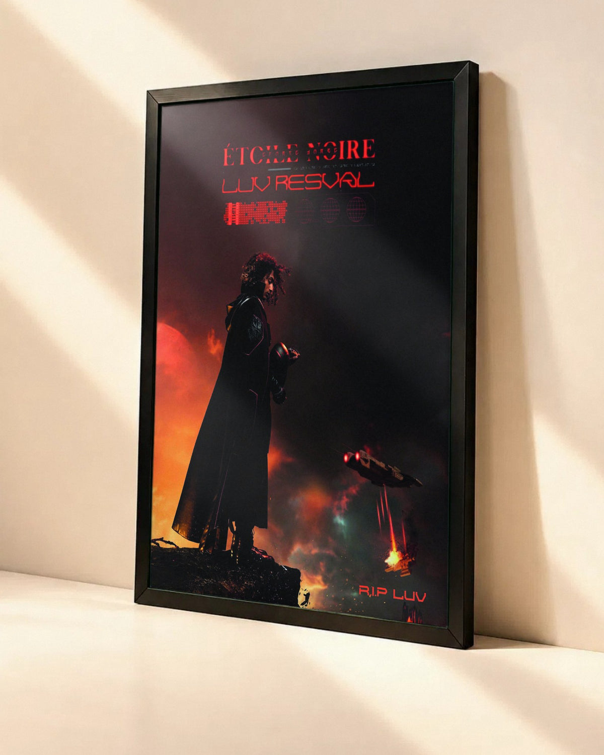 Poster Luv Resval – Etoile Noir dans un cadre noir, vue en angle