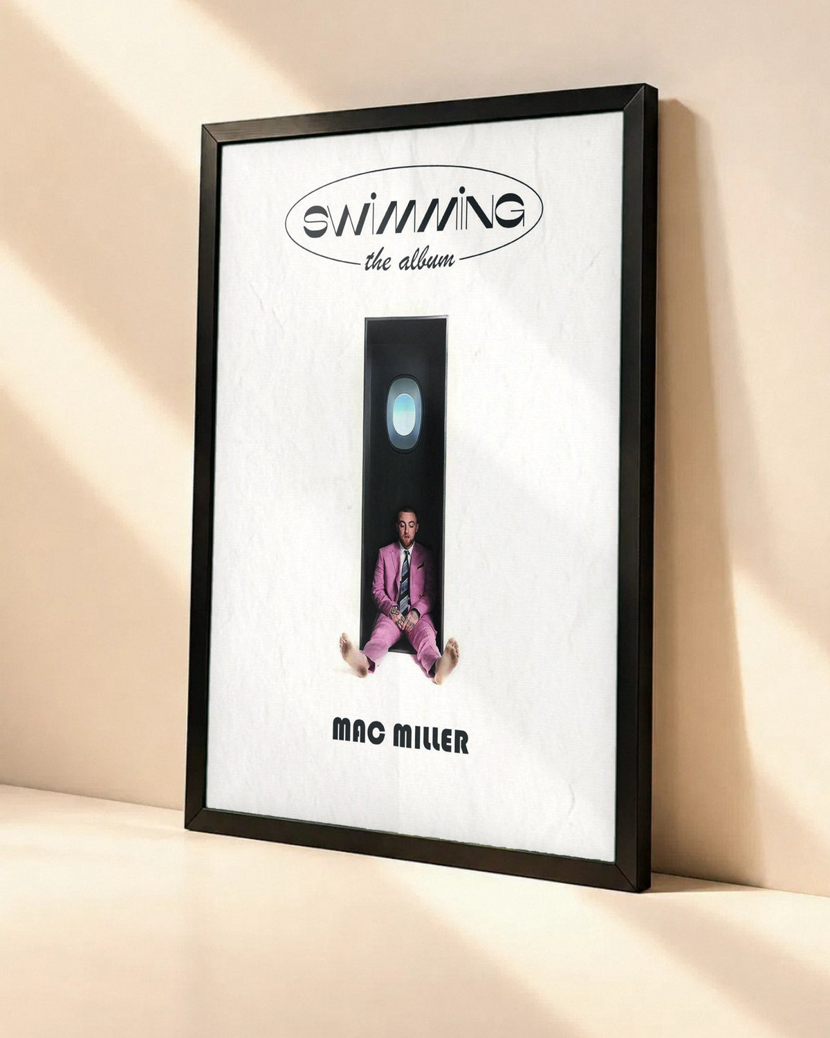 Poster Mac Miller – Swimming dans un cadre noir, vue en angle