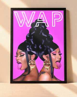 Poster Megan Thee Stallion & Cardi B – WAP encadré dans un cadre noir, posé contre un mur clair