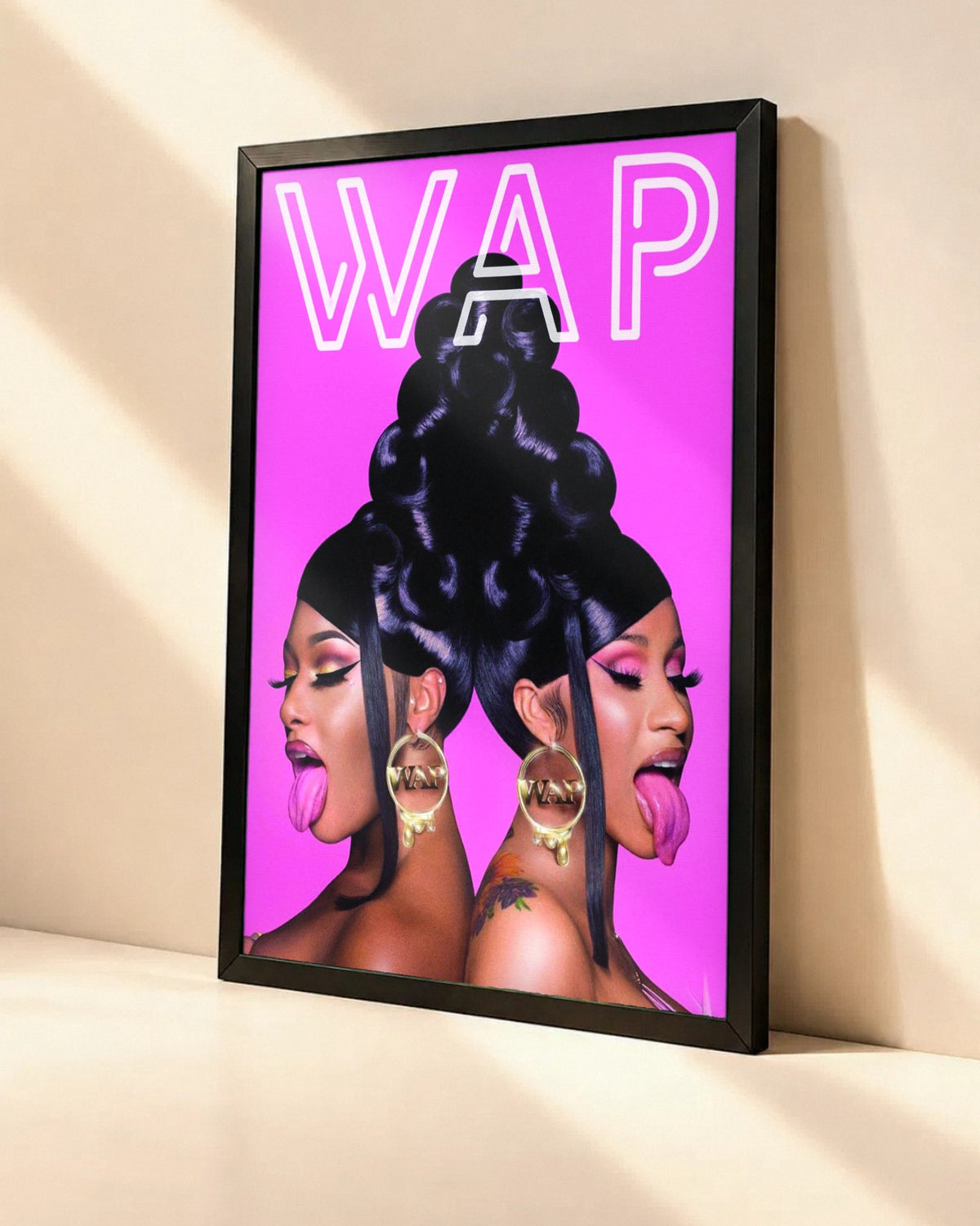 Poster Megan Thee Stallion & Cardi B – WAP dans un cadre noir, vue en angle