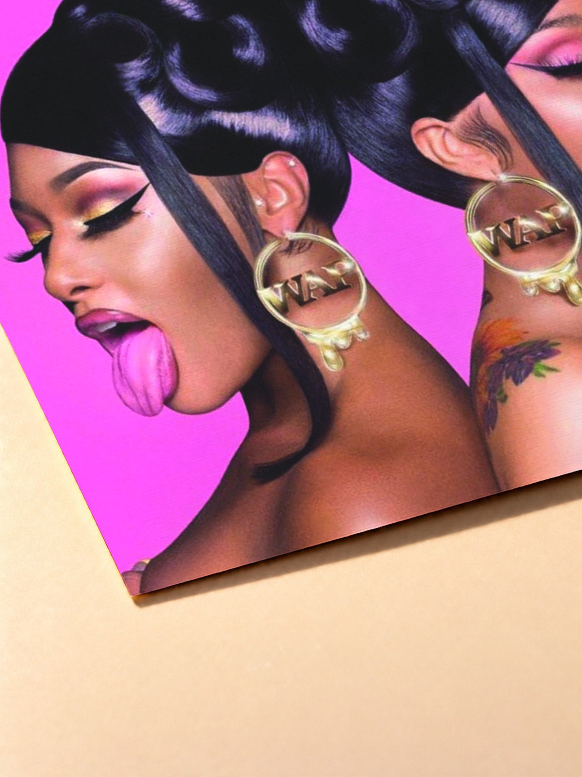 Gros plan sur l'impression du poster Megan Thee Stallion & Cardi B – WAP