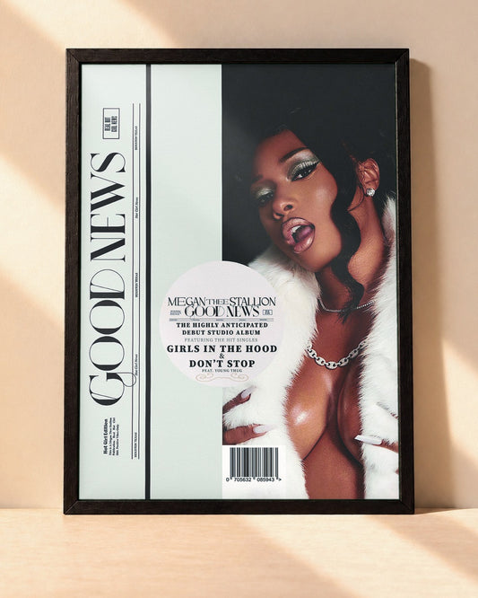 Poster Megan Thee Stallion – Good News encadré dans un cadre noir, posé contre un mur clair