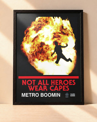 Poster Metro Boomin – Not All Heroes Wear Capes encadré dans un cadre noir, posé contre un mur clair